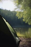 Morgen Reflexionen ein Zelt durch das Wald See beim Dämmerung, Camping ai generiert foto