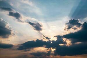 Schön, Luxus Sanft Gradient Orange Gold Wolken und Sonnenlicht zwischen das Blau Himmel perfekt zum das Hintergrund, nehmen im Abend, Dämmerung foto