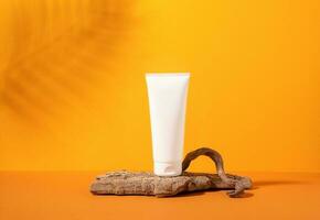 kosmetisch Flasche Tube auf Podium Holz Material Orange Hintergrund mit Blatt Schatten foto