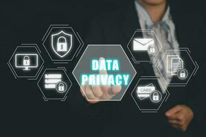 Daten Privatsphäre online Sicherheit Schutz Konzept, Unternehmen Person Hand berühren Daten Privatsphäre Symbol auf virtuell Bildschirm. foto