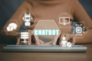 Digital Chatbot, Plaudern gpt, Roboter Anwendung, ai künstlich Intelligenz Konzept, Person Hand Tippen Tastatur Computer mit Chatbot Symbol auf virtuell Bildschirm. foto