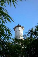 Purwakarta, 05 kann 2023 - - Aussicht von das Minarett von das Tajug gede cilodong Moschee gegen ein Blau Himmel wie ein Hintergrund, gelegen im Cilodong, purwakarta foto