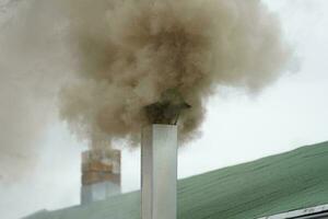 Rauch von das Schornstein. Luft Verschmutzung. Rauch von Fabrik umweltschädlich das Luft. SMOG. dunkel Rauch. foto