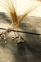 Ohren von Weizen auf ein hölzern Tabelle mit Korn foto