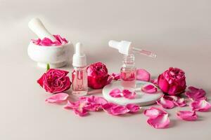 Serum zum Gesichts- Haut Pflege mit Rose Blütenblatt Extrakt. ein modisch kosmetisch Produkt zum jung Haut. öffnen Flasche mit ein Pipette mit ein Kosmetik. foto