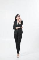 asiatischer Geschäftsfrauen-Ganzkörper auf weißem Hintergrund foto