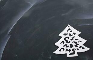 hölzern Spielzeug Baum auf ein schwarz hintergrund.weihnachten Hintergrund. foto