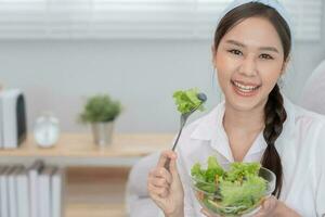 gesund Lebensmittel. schön weiblich Mädchen lächelnd genießen Essen frisch Gemüse Salat auf Frühstück Gesundheit. glücklich asiatisch Frau gut Emotion. Diät, Entgiftung, Diät, verlieren Gewicht, sauber essen, Vegetarier, Ernährungsberater foto