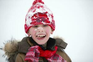 Porträt von ein Junge im ein Winter Hut im das Schnee. heiter Kind ist spielen auf ein Winter Tag. foto