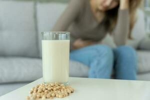 Soja Allergene, krank traurig ungesund krank allergisch Frau, flüssig stickig wund Nase leiden von Intoleranz Allergie auslösen Symptome. Bauch Schmerz, Allergene, Nuss Eiweiß, Ausschlag, Tod, Essen Allergie foto