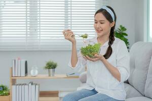 gesund Lebensmittel. schön weiblich Mädchen lächelnd genießen Essen frisch Gemüse Salat auf Frühstück Gesundheit. glücklich asiatisch Frau gut Emotion. Diät, Entgiftung, Diät, verlieren Gewicht, sauber essen, Vegetarier, Ernährungsberater foto