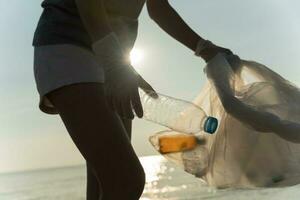 Wasser sparen. Freiwillige sammeln Müll am Strand und Plastikflaschen sind schwer zu zersetzen, um Schäden am Wasserleben zu verhindern. erde, umwelt, planeten ergrünen, erderwärmung reduzieren, welt retten foto