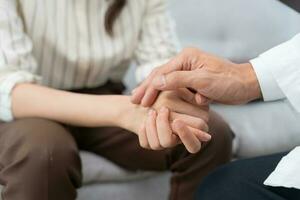 Psychiater halt Hand Unterstützung jeder während diskutieren Familie Themen. Arzt ermutigt und Empathie Frau leidet Depression. psychologisch, speichern Scheidung, Hand im Hand zusammen, Vertrauen, Pflege foto