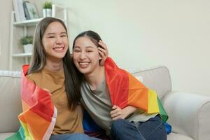 lgbt Gruppe. gut suchen Lesben Paare Lächeln hell Startseite Regenbogen Flaggen. asiatisch jung Paar umarmen jeder andere glücklich, Liebhaber im Liebe, Bisexualität, Homosexualität, Freiheit, Ausdruck, glücklich Leben foto