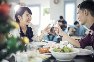 asiatisches junges Paar, das ein romantisches Abendessen genießt