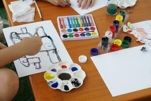 Nahansicht Studenten sind studieren Kunst Thema, Zeichnung und malen, Kunst Aktivität, genießen, konzentrieren auf Liebling Aktivität mit viele Farben. Konzept, Bildung. Lernen durch tun, verbessern Kinder Phantasie foto