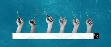 Kunst Collage von Hände mit Werkzeuge auf ein surreal Hintergrund, Internet Suche Symbole. foto