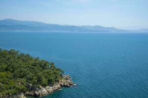 das Berge und das Meer im Truthahn auf ein Sommer- und sonnig Tag. foto