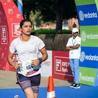 Neu Delhi, Indien - - April 16 2023 - - Vedanta Delhi Hälfte Marathon- Rennen nach covid im welche Marathon- Teilnehmer Über zu Kreuz das Fertig Linie, Delhi Hälfte Marathon- 2022 foto