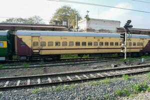indisch Eisenbahn Zug beim Amritsar Eisenbahn Bahnhof Plattform während Morgen Zeit, bunt Zug beim Amritsar, Punjab Eisenbahn Bahnhof foto
