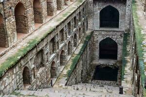 agrasen ki baoli - schritt gut gelegen in der mitte von connaught platziert neu delhi indien, alte antike archäologie konstruktion foto