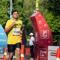 Neu Delhi, Indien - - April 16 2023 - - Vedanta Delhi Hälfte Marathon- Rennen nach covid im welche Marathon- Teilnehmer Über zu Kreuz das Fertig Linie, Delhi Hälfte Marathon- 2022 foto