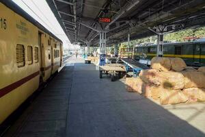 indisch Eisenbahn Zug beim Amritsar Eisenbahn Bahnhof Plattform während Morgen Zeit, bunt Zug beim Amritsar, Punjab Eisenbahn Bahnhof foto