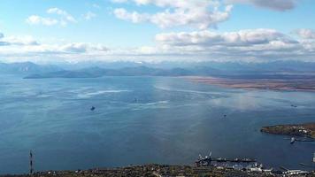 Luftaufnahme der Landschaft mit Blick auf Petropawlowsk Kamtschatski foto