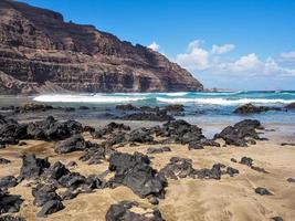 Lavasteine am Strand der Kanarischen Inseln Orzola Lanzarote foto