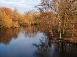 bäume spiegelten sich in einem see im voorveldse polder stadtpark utrecht der niederlande