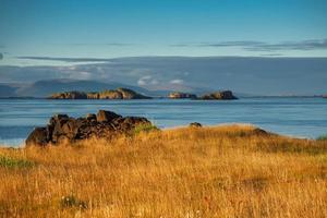 Blick von Stykkisholmur Island in goldenem Sonnenlicht foto