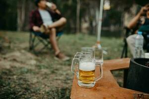 selektiv Fokus Bier Glas im das Camping foto