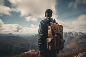 ein Mann mit ein Rucksack steht auf ein Berg oben suchen beim das Berge. generativ ai foto