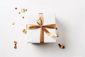 Weiß Geschenk Box Tide mit Gold Bänder auf Weiß Hintergrund, Mutter Tag oder Vaters Tag oder Stechpalme Tag, generativ ai foto