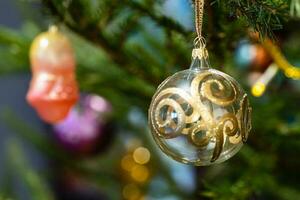 Glas Kugeln auf natürlich Weihnachten Baum schließen oben foto