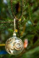 Zier Glas Ball auf natürlich Weihnachten Baum foto