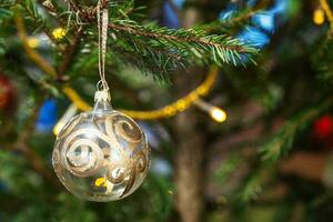 Glas Ball mit golden Dekor auf Weihnachten Baum foto