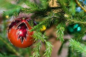 rot Glas Ball mit Blatt Muster auf Weihnachten Baum foto