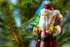 Glas Santa claus Figur auf Weihnachten Baum schließen oben foto