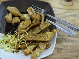 traditionell Essen von palembang Sumatra Indonesien, Empek Empek mit Gelb Nudeln. das Foto ist geeignet zu verwenden zum traditionell Essen Hintergrund und Essen Inhalt Medien.