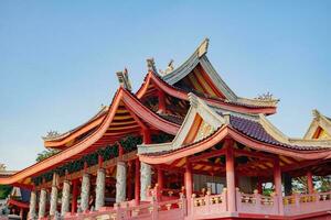 Chinesisch Tempel mit Wächter Statue wann Chinesisch Neu Jahr Feier. das Foto ist geeignet zu verwenden zum Chinesisch Neu Jahr, Mond- Neu Jahr Hintergrund und Inhalt Medien.