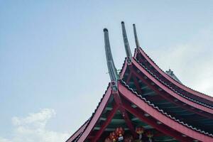 Chinesisch Tempel mit Wächter Statue wann Chinesisch Neu Jahr Feier. das Foto ist geeignet zu verwenden zum Chinesisch Neu Jahr, Mond- Neu Jahr Hintergrund und Inhalt Medien.