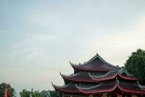 Chinesisch Tempel mit Wächter Statue wann Chinesisch Neu Jahr Feier. das Foto ist geeignet zu verwenden zum Chinesisch Neu Jahr, Mond- Neu Jahr Hintergrund und Inhalt Medien.