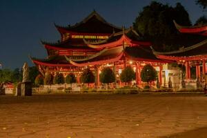 Chinesisch Tempel mit Wächter Statue wann Chinesisch Neu Jahr Feier. das Foto ist geeignet zu verwenden zum Chinesisch Neu Jahr, Mond- Neu Jahr Hintergrund und Inhalt Medien.