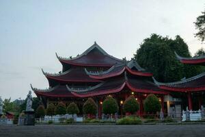 Chinesisch Tempel mit Wächter Statue wann Chinesisch Neu Jahr Feier. das Foto ist geeignet zu verwenden zum Chinesisch Neu Jahr, Mond- Neu Jahr Hintergrund und Inhalt Medien.