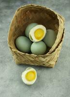telur wie in oder gesalzen Ente Ei ist traditionell indonesisch Essen, gemacht von Ente Ei Das gehen durch ein sicher Prozess zu machen es Geschmack salzig foto