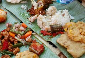 traditionell indonesisch kulinarisch Lebensmittel. Katze Reis oder nasi kucing indonesisch Essen Das ist einfach und lecker. indonesisch Straße Lebensmittel. foto