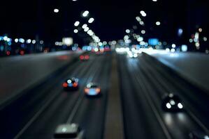 verschwommen Nacht Stadt der Verkehr Hintergrund foto