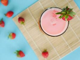 oben Aussicht von Erdbeere Milchshake trinken mit Erdbeeren auf ein Glas foto