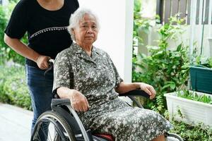 Arzt Hilfe asiatisch Alten Frau Behinderung geduldig Sitzung auf Rollstuhl im Krankenhaus, medizinisch Konzept. foto